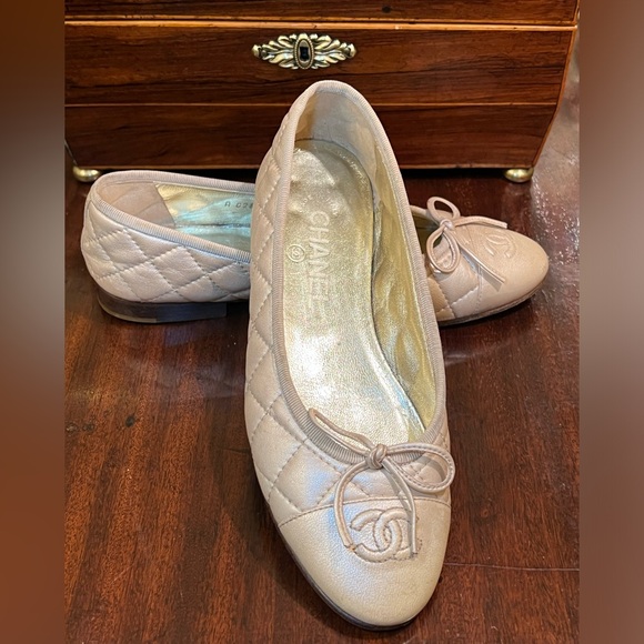 Chanel interlocking CC Bow Accent Ballet Flats in gold - Picture 11 of 12